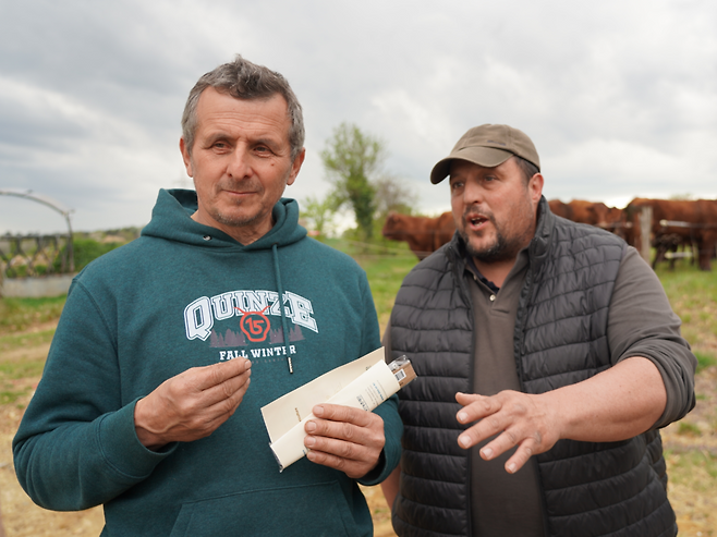 ‘가엑 데 프레리’ 농장을 공동 경영하는 알렉스 세이롤(왼쪽)과 플로리앙 베소니에스. 대산농촌재단 제공