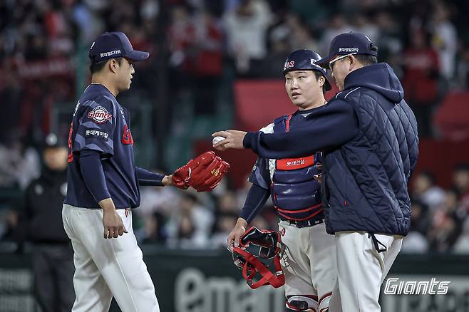 롯데 투수 김강현(왼쪽 첫 번째)은 지난 10일 수원KT위즈파크에서 열린 '2025 신한 SOL Bank KBO 리그' KT 위즈와 주말 3연전 첫 경기에서 구원 등판했다. 1.1이닝 무실점으로 호투해 생애 첫 승을 기록했다. 롯데 자이언츠