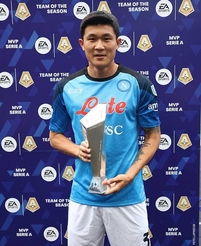 이탈리아 매체 '스파지오'는 지난 11일(한국시간) 이탈리아 명문 팀 유벤투스, 인터 밀란이 김민재 영입에 관심을 갖고 있다고 전했다.나폴리