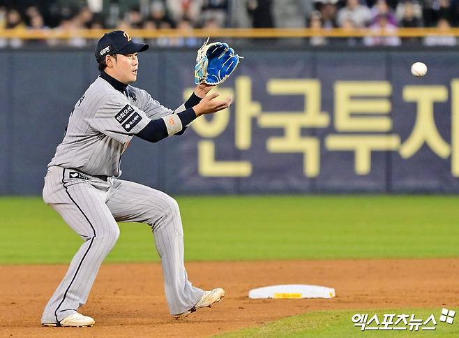 10일 오후 서울 송파구 잠실야구장에서 열린 '2025 신한 SOL Bank KBO리그' 한화 이글스와 두산 베어스의 경기, 3회말 1사 한화 하주석이 둑산 오명진의 타구를 처리하고 있다. 엑스포츠뉴스 DB