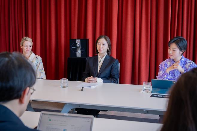 간담회 발언하는 김아영 작가 (뉴욕=연합뉴스) 제3회 LG 구겐하임 어워드 수상자인 김아영 작가(가운데)가 8일(현지시간) 미국 뉴욕 구겐하임미술관에서 취재진 질문에 답하고 있다.왼쪽부터). 사진 왼쪽은 구겐하임미술관의 노암 시걸 LG전자 어소시에이트 큐레이터, 오른쪽은 LG 브랜드담당 박설희 수석전문위원. 2025.5.11 [LG 제공. 재판매 및 DB 금지] photo@yna.co.kr