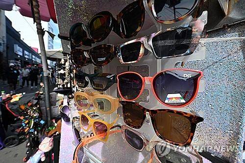 로스앤젤레스 패션디스트릭트에 진열된 중국산 선글래스 [AFP 연합뉴스 자료사진. 재판매 및 DB 금지]