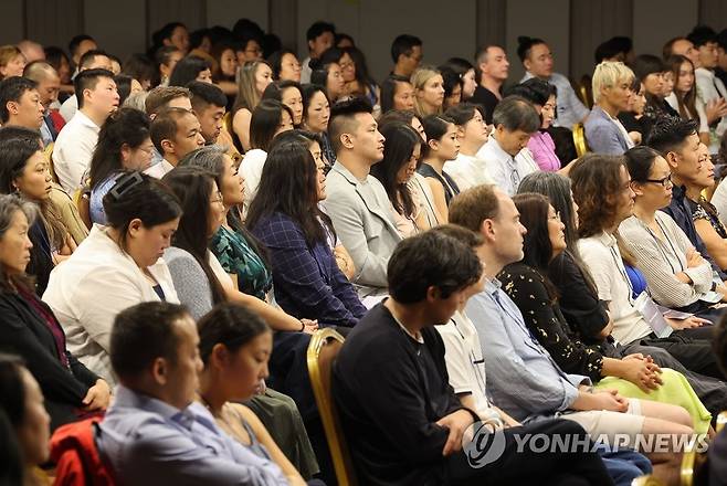 한자리에 모인 세계 한인 입양인 2023년 7월11일 서울 코엑스에서 열린 세계한인입양인협회(IKAA) 주최 세계한인입양인대회에서 참석자들이 발표를 듣고 있다.
 [연합뉴스 사진]