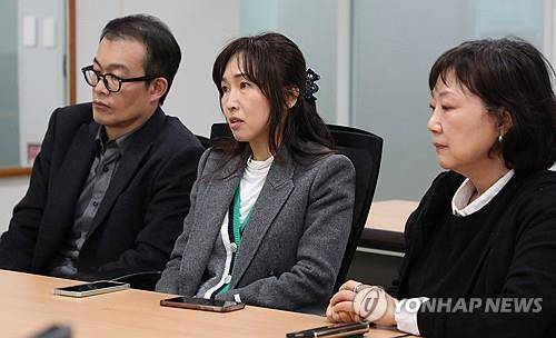 3명의 인터뷰이들 왼쪽부터 이승훈 몽테뉴해외입양연대 사무국장, 배진시 이 단체 대표, 권희정 미혼모아카이빙과권익옹호연구소장