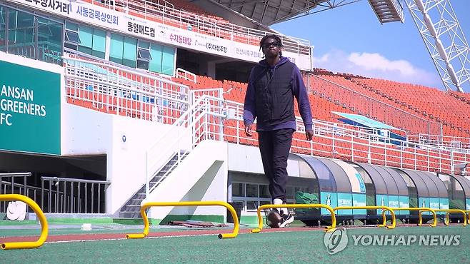 훈련 중인 육상 기대주 비웨사 (서울=연합뉴스) 박소라 기자 = 육상 100ｍ 기대주 비웨사 다니엘 가사마(안산시청)가 지난 7일 경기 안산와스타디움에서 훈련하고 있다. 2025.5.11 e1501s@yna.co.kr