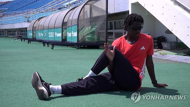 인터뷰하는 육상 기대주 비웨사 (서울=연합뉴스) 박소라 기자 = 육상 100ｍ 기대주 비웨사 다니엘 가사마(안산시청)가 지난 7일 경기 안산와스타디움에서 연합뉴스와 인터뷰에서 포즈를 취하고 있다. 2025.5.11 e1501s@yna.co.kr