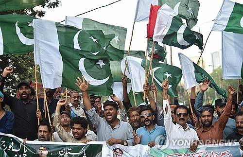 파키스탄서 휴전 기념 불꽃놀이 11일(현지시간) 파키스탄 남부 카라치에서 지지자들이 인도와 휴전 합의 후 환영 집회에 참가하고 있다. [EPA 연합뉴스. 재판매 및 DB 금지]