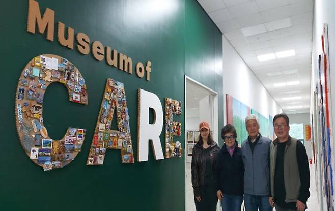 문화유산회복재단과 박물관 관계자들 [문화유산회복재단 제공. 재판매 및 DB 금지]