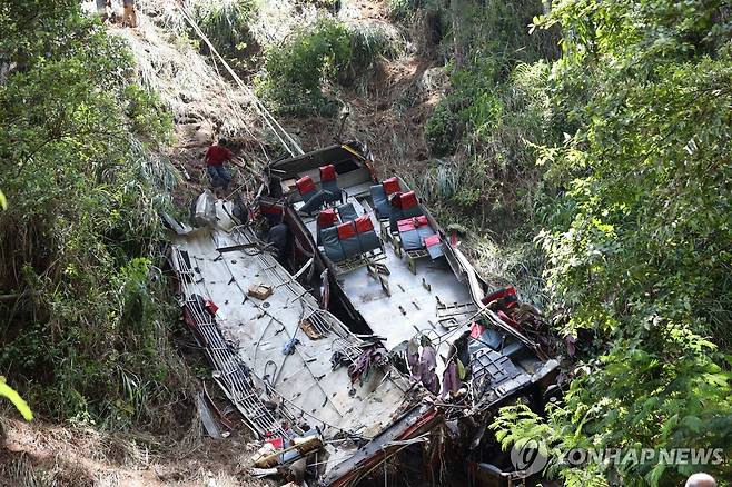 11일 버스 추락 사고 현장 [EPA 연합뉴스 자료사진. 재판매 및 DB 금지]