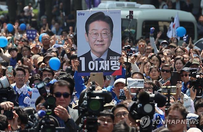 이재명 후보 연설 듣는 지지자들 (서울=연합뉴스) 김주성 기자 = 6·3 대통령선거 공식 선거운동 첫날인 12일 서울 광화문 청계광장에서 열린 더불어민주당 이재명 대선 후보의 출정식 및 첫 유세에서 유권자들이 후보 연설을 듣고 있다. 2025.5.12 utzza@yna.co.kr