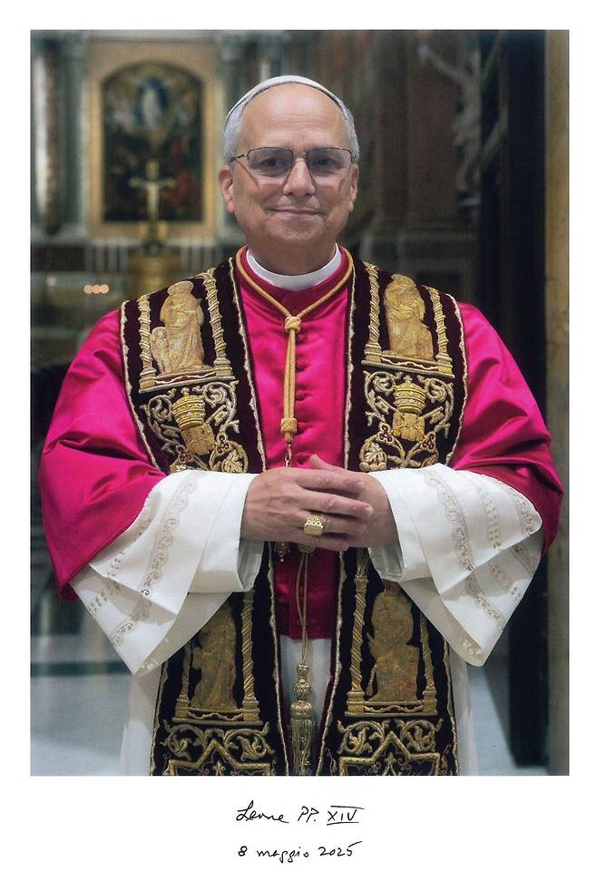 레오 14세 공식 초상사진 (서울=연합뉴스) 2025년 5월 10일(현지시간) 교황청 공식 매체 바티칸 미디어가 공개한 레오 14세의 공식 초상 사진과 서명. [바티칸미디어 공개 사진. DB 및 재판매 금지] 2025.5.12.