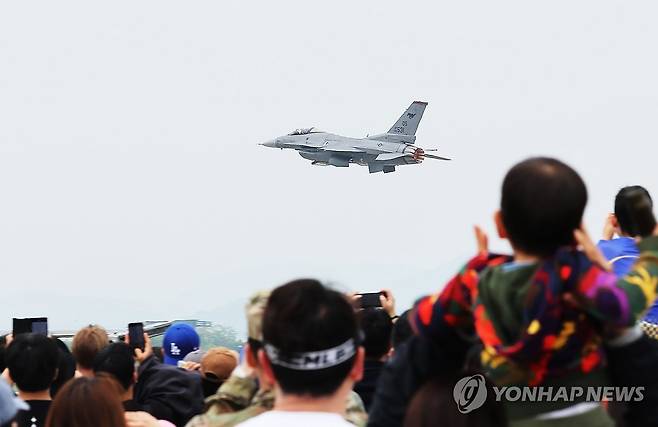 화려한 비행 선보이는 F-16 (평택=연합뉴스) 홍기원 기자 = 11일 경기도 평택시 주한미공군 오산기지에서 열린 '오산 에어 파워 데이 2025'에서 미태평양공군 F-16 전투기가 특수비행을 선보이고 있다. 2025.5.11 xanadu@yna.co.kr
