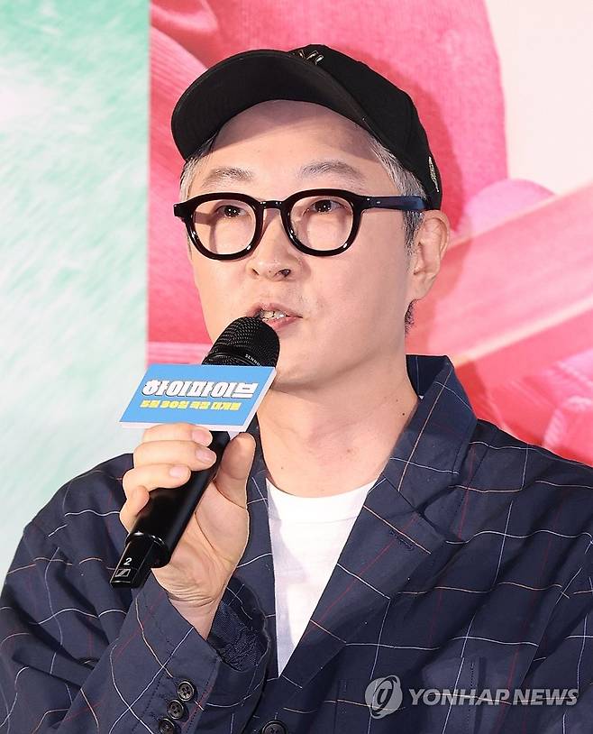 신작 발표한 '과속스캔들·써니'의 강형철 감독 (서울=연합뉴스) 이재희 기자 = 강형철 감독이 12일 서울 광진구 롯데시네마 건대입구점에서 열린 영화 '하이파이브' 제작보고회에서 인사말을 하고 있다. 2025.5.12 scape@yna.co.kr