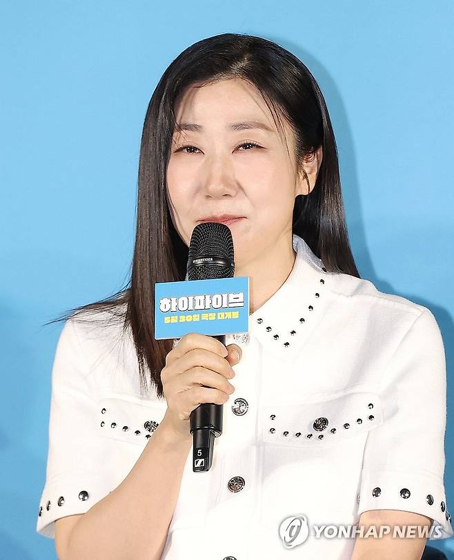 인사말하는 라미란 (서울=연합뉴스) 이재희 기자 = 배우 라미란이 12일 서울 광진구 롯데시네마 건대입구점에서 열린 영화 '하이파이브' 제작보고회에서 인사말을 하고 있다. 2025.5.12 scape@yna.co.kr