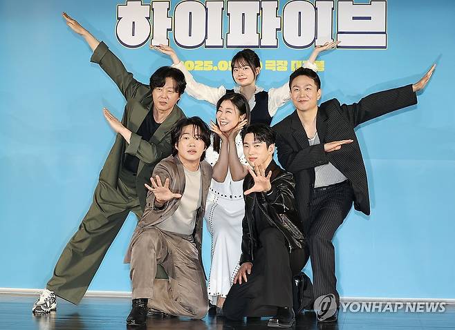 포즈 취하는 '하이파이브' 배우들 (서울=연합뉴스) 이재희 기자 = 12일 서울 광진구 롯데시네마 건대입구점에서 열린 영화 '하이파이브' 제작보고회에서 출연진이 포즈를 취하고 있다. 2025.5.12 scape@yna.co.kr