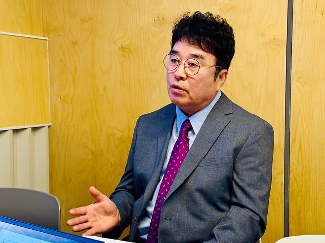 염규호 전국이동통신유통협회장 (서울=연합뉴스) 조현영 기자 = 염규호 전국이동통신유통협회장이 12일 연합뉴스와 인터뷰하고 있다. 2025.5.12 hyun0@yna.co.kr