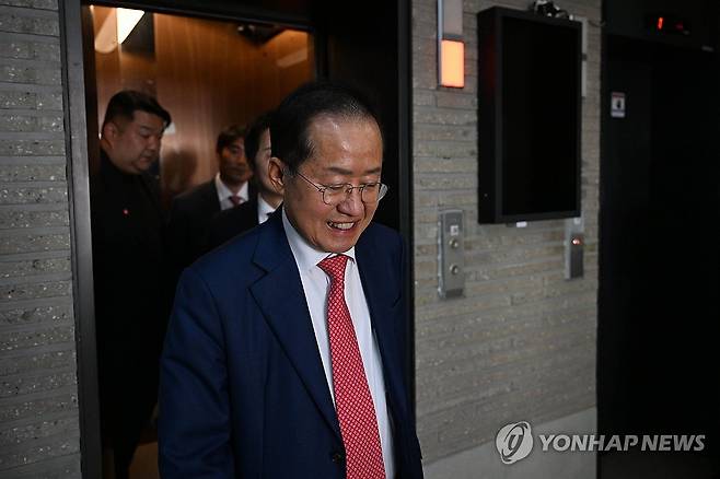 정계은퇴 의사 밝힌 홍준표 (서울=연합뉴스) 29일 서울 여의도 국민의힘 당사에서 열린 제21대 대통령 후보자 국민의힘 3차 경선 진출자 발표 행사에서 경선에 탈락 후 정계은퇴 의사를 밝힌 홍준표 후보가 당사를 나서고 있다. 2025.4.29 [국회사진기자단] utzza@yna.co.kr