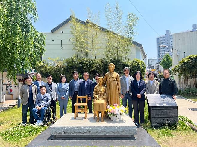 기념 사진 찍는 일제강제동원시민모임 [일제강제동원시민모임 제공. 재판매 및 DB 금지]