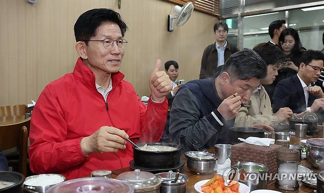 순대국밥 먹는 김문수 후보 (서울=연합뉴스) 서명곤 기자 = 제21대 대통령 선거 공식 선거운동 첫날인 12일 국민의힘 김문수 대선 후보가 서울 송파구 가락시장을 찾아 상인들과 순대국밥을 먹으며 대화하고 있다. 2025.5.12
    seephoto@yna.oc.kr