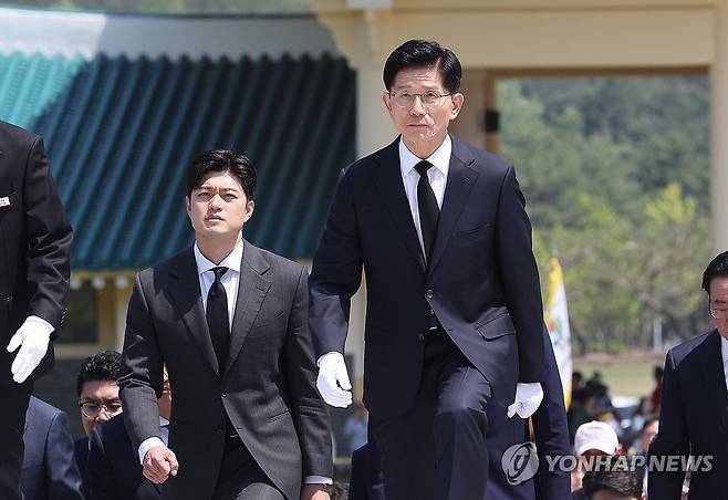 국립대전현충원 현충탑 향하는 김문수 후보와 김용태 비상대책위원장 지명자 (대전=연합뉴스) 박동주 기자 = 국민의힘 김문수 대선 후보가 12일 국립대전현충원을 찾아 현충탑으로 향하고 있다. 참배에는 김용태 비상대책위원장 지명자(김 후보 왼쪽) 등이 동행했다. 2025.5.12 pdj6635@yna.co.kr