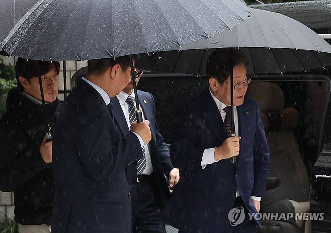 경호 받으며 법정 향하는 이재명 후보 (서울=연합뉴스) 이진욱 기자 = 더불어민주당 이재명 대선 경선 후보가 22일 서울 서초구 서울중앙지법에서 열린 '대장동 배임·성남FC 뇌물' 1심 속행 공판에 출석하고 있다. 한편 경찰은 이 후보의 신변보호 조치를 강화할 예정이다. 2025.4.22 cityboy@yna.co.kr