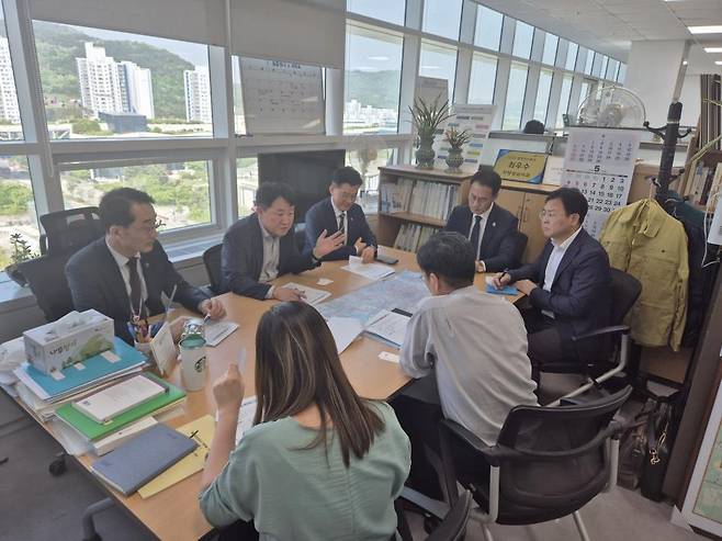 부울경 광역철도 예타 통과 건의하는 3개 시도 실국장들 [울산시 제공. 재판매 및 DB 금지]