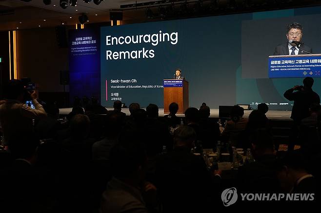 글로벌 교육혁신 고등교육 포럼 개막 (제주=연합뉴스) '글로벌 교육혁신 고등교육 네트워크 포럼'이 아시아태평양경제협력체(APEC) 교육장관회의 공식 부대행사로 12일 제주부영호텔에서 막을 연 가운데 개막 행사가 열리고 있다. 2025.5.12 [제주도 제공. 재판매 및 DB 금지] koss@yna.co.kr