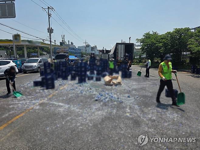 도로 쏟아진 맥주병 (울산=연합뉴스) 12일 오전 11시 5분께 울산 남구 상개삼거리 인근에서 맥주병 상자 1천100개를 싣고 우회전하던 화물 트럭에서 유리병 일부가 쏟아지는 사고가 났다. 사진은 사고 현장. 2025.5.12 [울산경찰청 제공. 재판매 및 DB 금지] jjang23@yna.co.kr