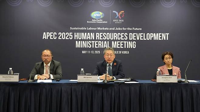 제7차 APEC 고용노동장관회의 (서울=연합뉴스) 12일 제주국제컨벤션센터에서 개최된 제7차 APEC 고용노동장관회의 본회의에서 김민석 고용노동부 차관이 발언하고 있다. [노동부 제공. 재판매 및 DB 금지]