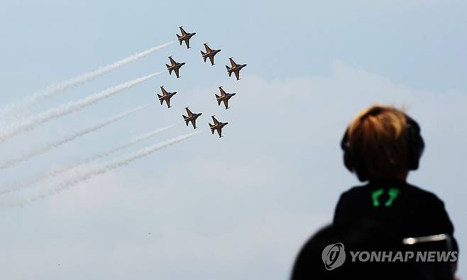 블랙이글스의 멋진 에어쇼 (평택=연합뉴스) 홍기원 기자 = 11일 경기도 평택시 주한미공군 오산기지에서 열린 '오산 에어 파워 데이 2025'에서 공군 특수비행팀 블랙이글스가 멋진 에어쇼를 선보이고 있다. 2025.5.11 xanadu@yna.co.kr