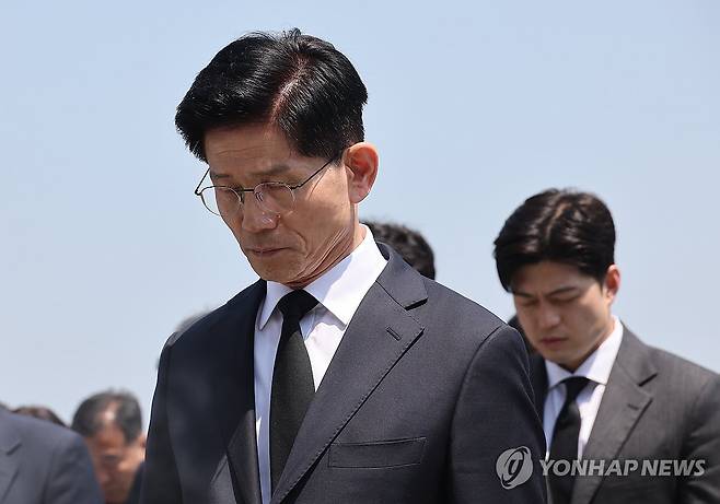 국립대전현충원 현충탑 참배하는 김문수 후보 (대전=연합뉴스) 박동주 기자 = 국민의힘 김문수 대선 후보가 12일 국립대전현충원을 찾아 현충탑에서 참배하고 있다. 2025.5.12 pdj6635@yna.co.kr