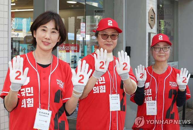 기호 2번 응원하는 선거운동원 (서울=연합뉴스) 이진욱 기자 = 제21대 대통령 공식 선거운동 첫날인 12일 서울 서대문구 한 거리에서 선거운동원들이 기호 2번 김문수 후보를 응원하고 있다. 2025.5.12 cityboy@yna.co.kr