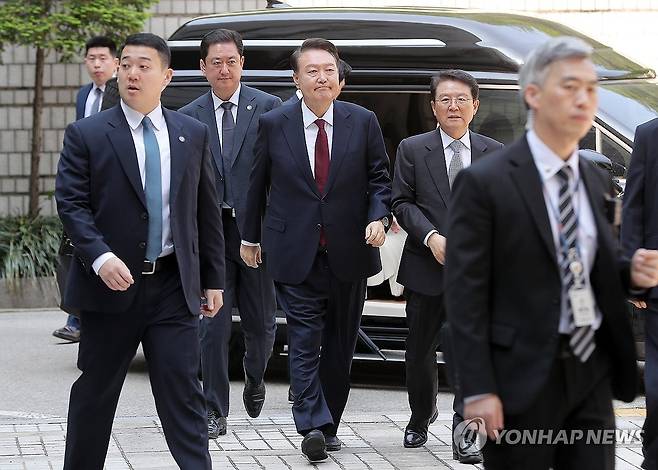 3차 공판 출석하는 윤 전 대통령 (서울=연합뉴스) 윤석열 전 대통령이 12일 서울 서초구 중앙지방법원에서 열린 내란 우두머리 혐의, 직권남용 권리행사방해 혐의 사건 3차 공판에 출석하고 있다. 2025.5.12 [사진공동취재단] photo@yna.co.kr