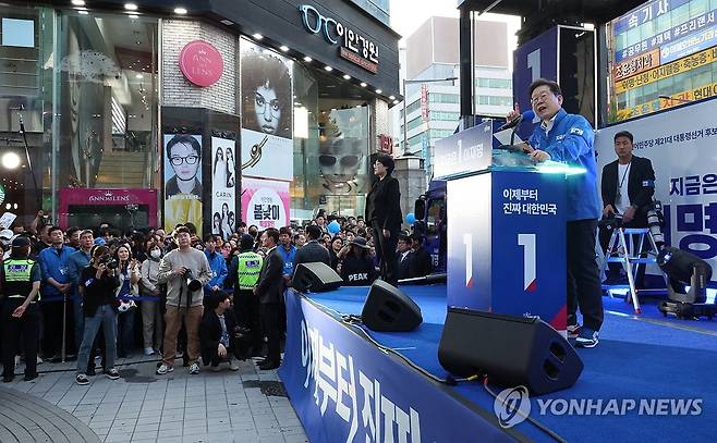 대전 찾은 이재명 후보 (대전=연합뉴스) 김주성 기자 = 더불어민주당 이재명 대선 후보가 12일 대전광역시 으느정거리 스카이로드에서 유세하고 있다. 2025.5.12 [공동취재] utzza@yna.co.kr
