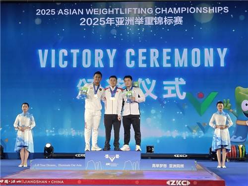 손현호, 아시아역도선수권 남자 81㎏급 합계 3위 (서울=연합뉴스) 손현호(오른쪽)가 12일 중국 장산에서 열린 2025 아시아역도선수권 남자 81㎏급에서 합계 3위에 오른 뒤, 시상식에서 기념 촬영하고 있다. [대한역도연맹 제공. 재판매 및 DB금지]