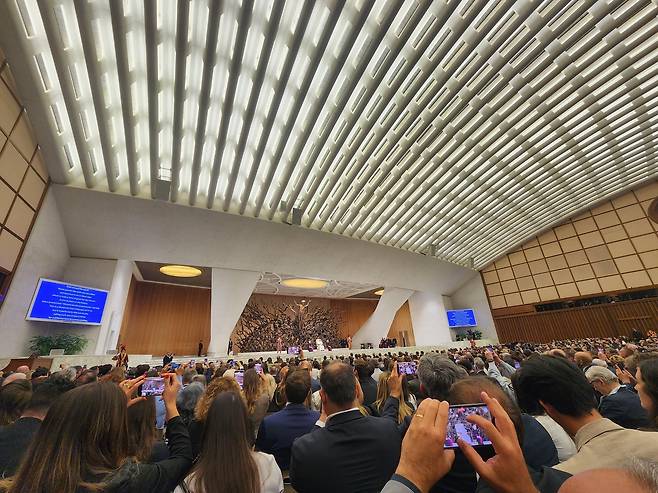 새 교황 레오 14세 첫 기자회견 (바티칸=연합뉴스) 신창용 특파원 = 새 교황 레오 14세가 12일(현지시간) 바오로 6세 홀에서 전 세계 언론인들을 상대로 첫 기자회견을 열고 있다. 2025.05.12 changyong@yna.co.kr