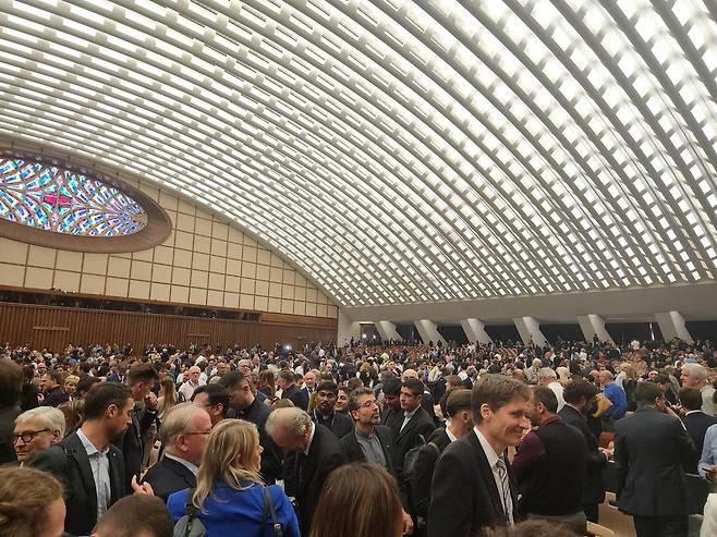 새 교황 기자회견 종료 (바티칸=연합뉴스) 신창용 특파원 = 12일(현지시간) 바티칸 바오로 6세 홀에서 열린 새 교황 레오 14세의 첫 기자회견이 끝난 뒤 전 세계 언론인들이 퇴장하고 있다. 2025.05.12 changyong@yna.co.kr