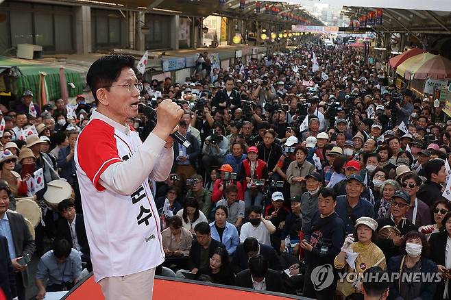 '보수의 심장' 대구 서문시장서 유세하는 김문수 후보 (대구=연합뉴스) 박동주 기자 = 국민의힘 김문수 대선 후보가 12일 대구 서문시장에서시민들에게 지지를 호소하고 있다. 2025.5.12 [공동취재] pdj6635@yna.co.kr