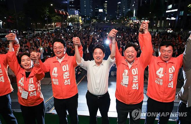 개혁신당 출정식 (서울=연합뉴스) 윤동진 기자 = 개혁신당 이준석 대선 후보가 제21대 대통령 선거 공식 선거운동 첫날인 12일 서울 청계광장에서 열린 출정식에서 선대위원장들과 함께 기념촬영을 하고 있다. 2025.5.12 [공동취재] mon@yna.co.kr