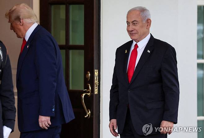 지난 4월 7일 백악관 방문 때 도널드 트럼프 미국 대통령 바라보는 베냐민 네타냐후 이스라엘 총리 [로이터 연합뉴스 자료사진. 재판매 및 DB 금지]