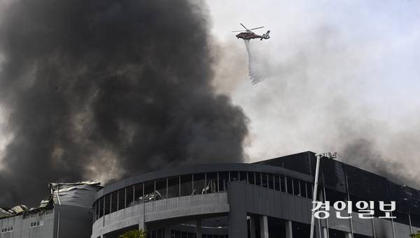 13일 이천시 부발읍 한 대형 물류창고에서 화재가 발생해 소방당국이 진화작업을 벌이고 있다. 해당 화재로 소방당국은 한때 대응 2단계를 발령했으며 현재까지 인명 피해는 없는 것으로 전해졌다. 2025.5.13 /이지훈기자 jhlee@kyeongin.com