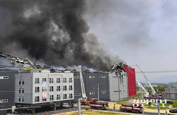 13일 이천시 부발읍 한 대형 물류창고에서 화재가 발생해 소방당국이 진화작업을 벌이고 있다. 해당 화재로 소방당국은 한때 대응 2단계를 발령했으며 현재까지 인명 피해는 없는 것으로 전해졌다. 2025.5.13 /이지훈기자 jhlee@kyeongin.com