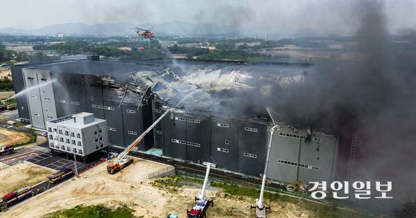 13일 이천시 부발읍 한 대형 물류창고에서 화재가 발생해 소방당국이 진화작업을 벌이고 있다. 해당 화재로 소방당국은 한때 대응 2단계를 발령했으며 현재까지 인명 피해는 없는 것으로 전해졌다. 2025.5.13 /이지훈기자 jhlee@kyeongin.com