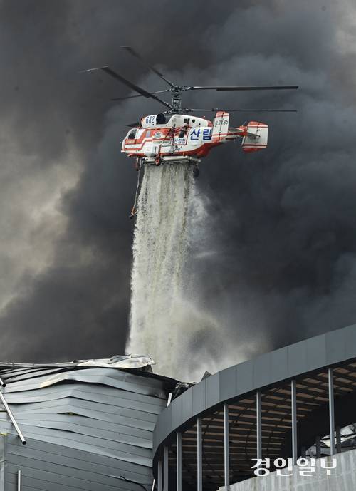 13일 이천시 부발읍 한 대형 물류창고에서 화재가 발생해 소방당국이 진화작업을 벌이고 있다. 해당 화재로 소방당국은 한때 대응 2단계를 발령했으며 현재까지 인명 피해는 없는 것으로 전해졌다. 2025.5.13 /이지훈기자 jhlee@kyeongin.com