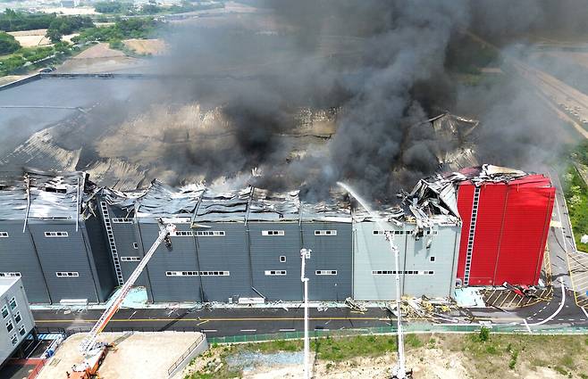 13일 오후 이천시 부발읍 소재 한 대형 물류창고에서 화재가 발생해 소방헬기가 진화작업을 하고 있다./전광현 기자 maggie@incheonilbo.com