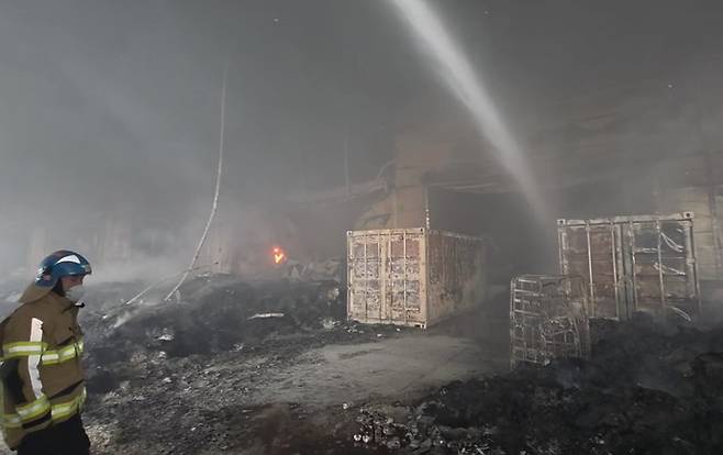 13일 오전 이천시 부발읍 대형 물류센터에서 화재가 발생한 가운데 소방대원이 발화 지점으로 추정되는 3층을 둘러보고 있다. 사진=경기도소방재난본부