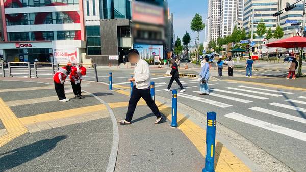 13일 오후 3시 45분경, 대전 복합터미널 인근에서 유세 중인 선거운동 팀을 시민들이 무관심하게 지나쳤다. 사진=최광연 수습기자