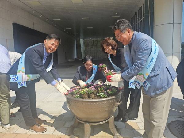 김해교육지원청은 지난 12일 청렴 문화 정착과 화훼 농가를 돕기 위해 꽃 심기 행사를 했다. / 김해교육지원청