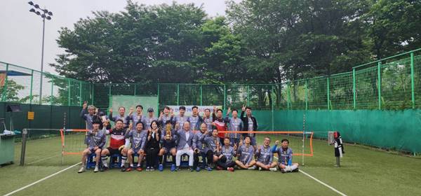 창원시의회 성보빈 의원이 지난 11일 대방체육공원 내 족구장을 방문해 현장 민원을 듣고 주민들과 소통하는 시간을 가졌다. / 창원시의회