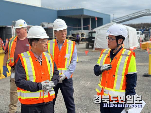 장인화(왼쪽) 포스코그룹 회장이 4월 29일 포스코퓨처엠과 GM 합작 양극재 생산법인인 캐나다 얼티엄캠 현장을 점검하고 있다.